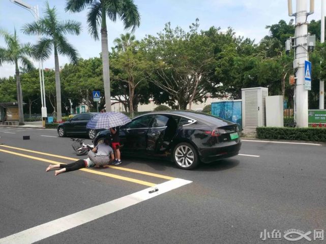 斑马线附近被撞厦门突发一起车祸女骑手当场