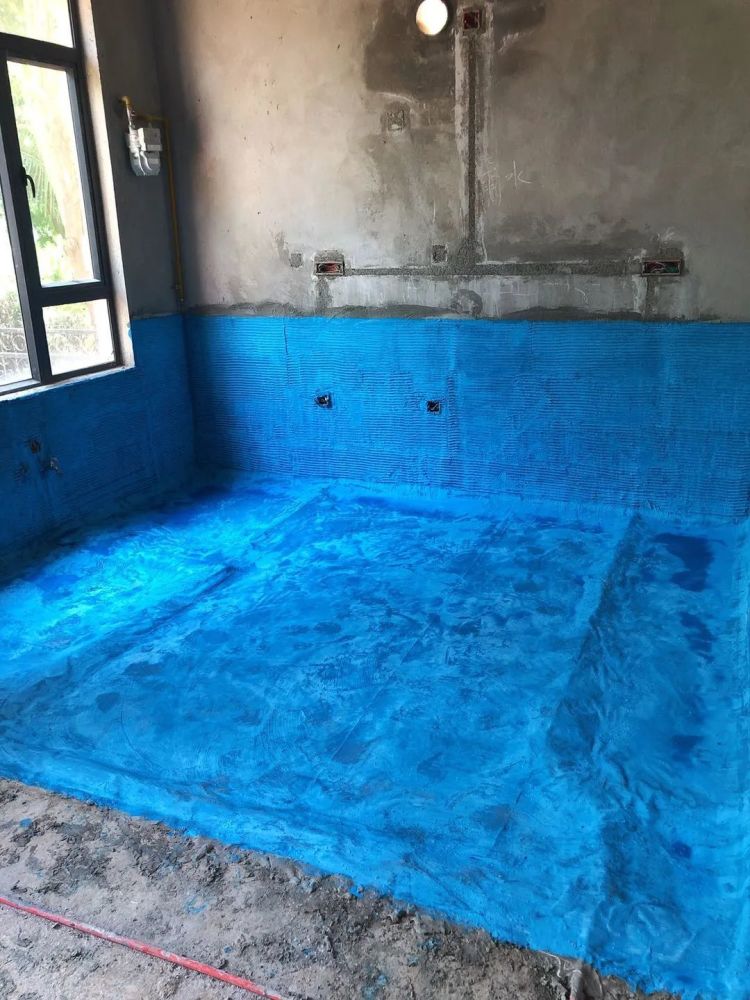 地面防水涂料的涂刷应该从房间里侧向门口涂刷,地面水管接口处尤其要