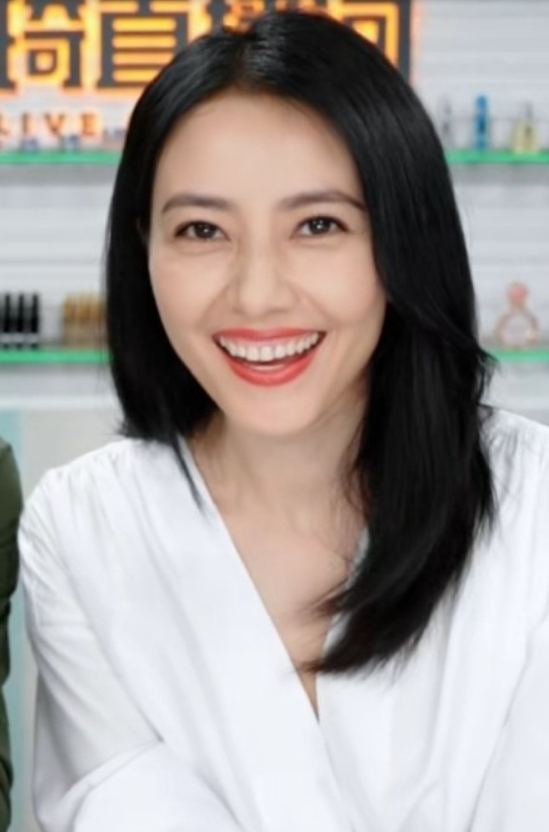 高圆圆现身与李佳琦直播,怼脸近照曝光真实颜值,笑容甜美气质佳