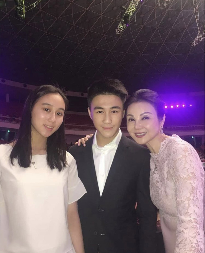 赌王最小女儿变成熟!穿碎花比基尼秀美腿,合影欧阳娜娜得靠边站