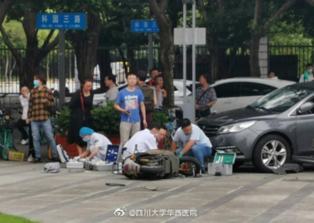 得知附近发生车祸多名华西医学生参与抢救患者