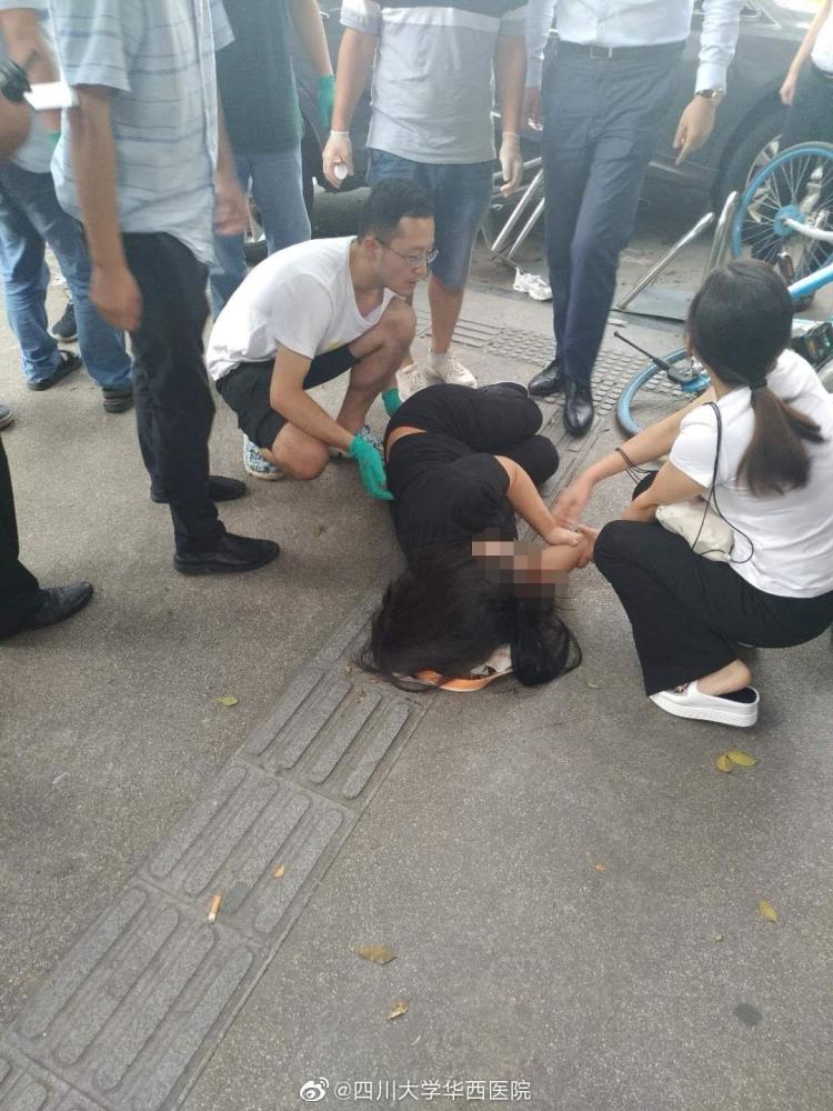 得知附近发生车祸多名华西医学生参与抢救患者