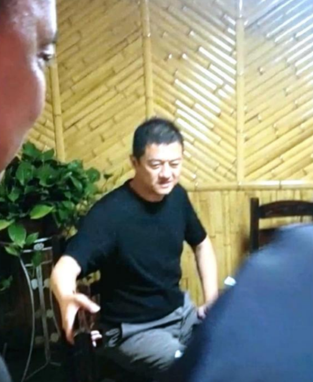 李亚鹏近照被曝光,身材发福明显大肚腩抢镜,发际线后移太显老