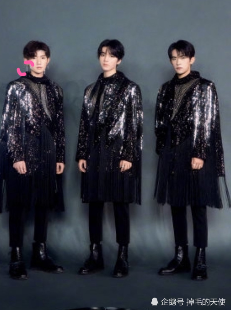 黑金斗篷tfboys照片,tfboys照片2020新照片 tfboys七周年用新形式开演唱会,服装成熟帅气,但王源的耳坠太辣眼
