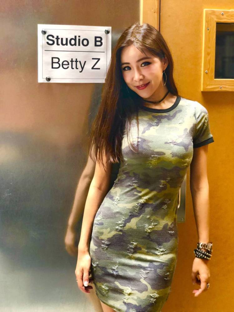 最美nba主播周安玲现状!事业成功;否认离婚,嫁大17岁富豪很幸福