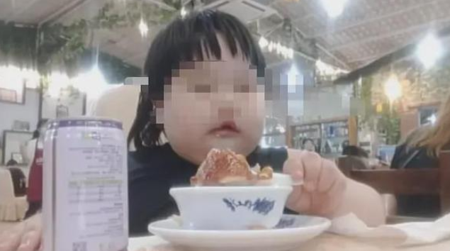网红乱象:3岁女儿体重70斤,父母开吃播将孩子当"猪"养