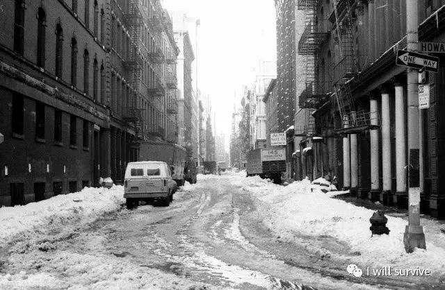 40张珍贵黑白照片记录了1970年代后期美国纽约的街景