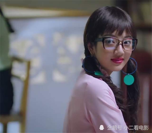 如果单看她的齐刘海造型,和lisa确实有很多相似之处.