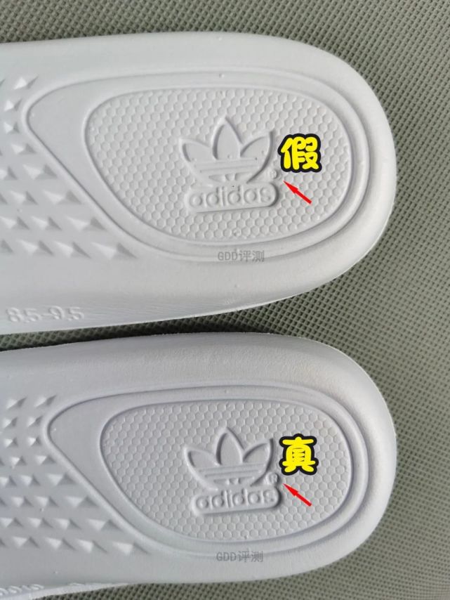 照片中看鞋垫,正品正面的印字明显要比假的亮眼一些.