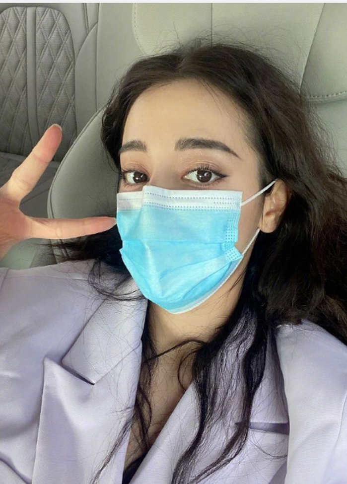 小女孩戴口罩猜八字成语_戴口罩的小女孩简笔画