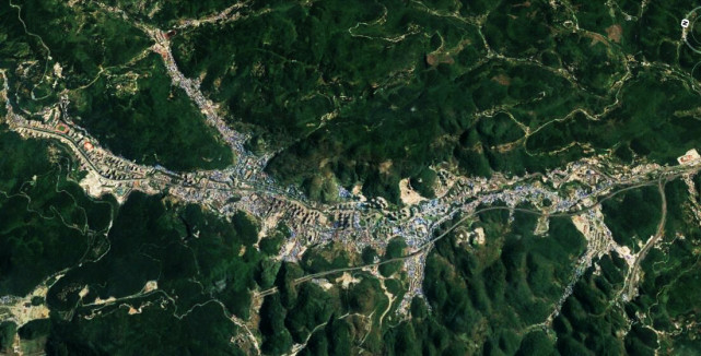 卫星上看酉阳:重庆"最苗条"的县城,地形让其瘦成一条线