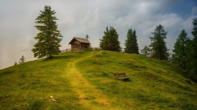 绿油油的田野是乡村里的一道风景,小路在田野中蜿蜒着消失在人们的