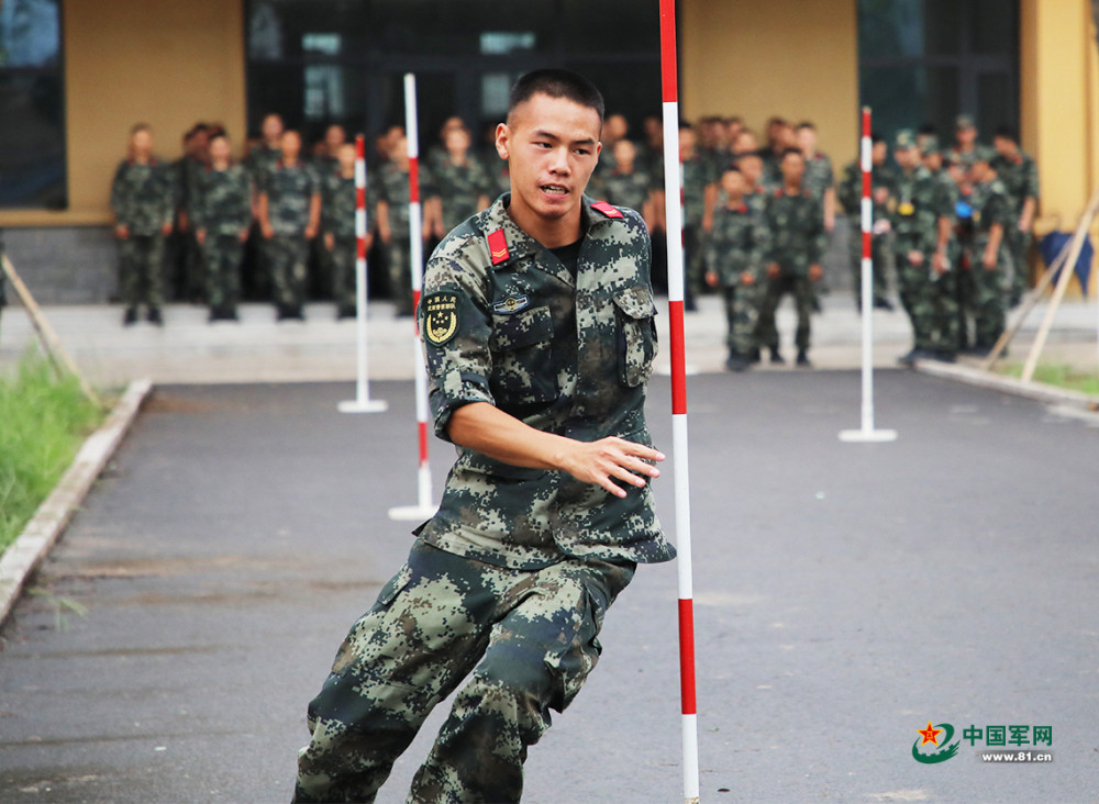 30米x2蛇形跑考核现场.