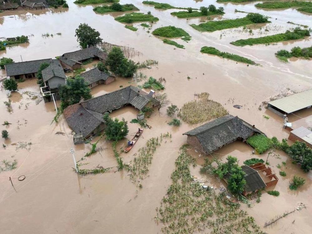 四川乐山市犍为县受暴雨洪灾损失惨重 清淤重建工作急需雨靴