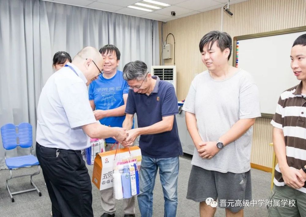 普陀区教育局领导慰问晋元附校拍摄点工作人员纪实