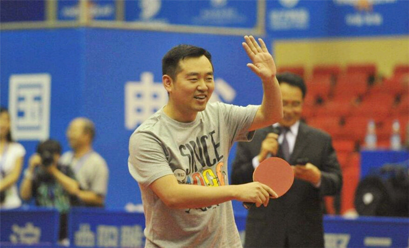 19岁的杜刚是当时黑龙江省最年轻的乒乓球教练,而孔令辉在被他执教的