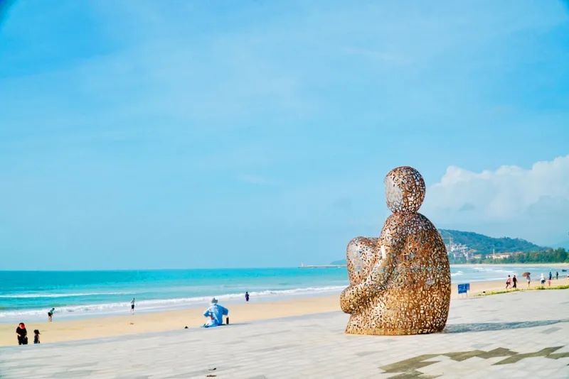 三面环海,一面接陆, 东依牛标岭,南濒南海, 西靠老爷海港口,北临东澳