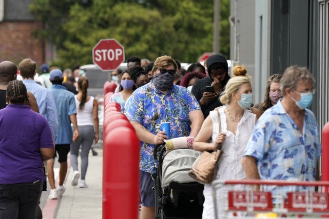 疫情下的美国:纽约街道人山人海,居民为一口吃的排400