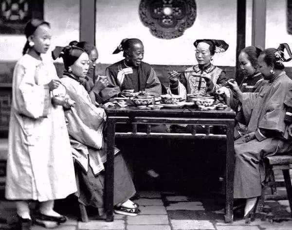 看看百年老照片,穷人和富人活在