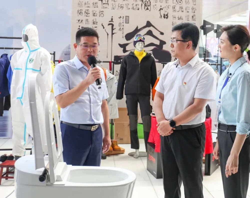 福建省委常委,省人民政府副省长赵龙(中)