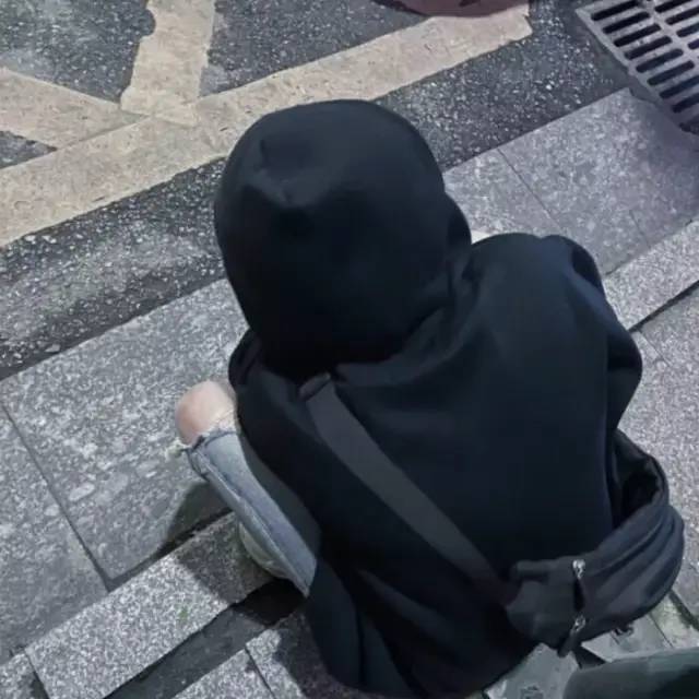 isn风格不露脸男生头像:血染江山的画,怎敌你眉间一点