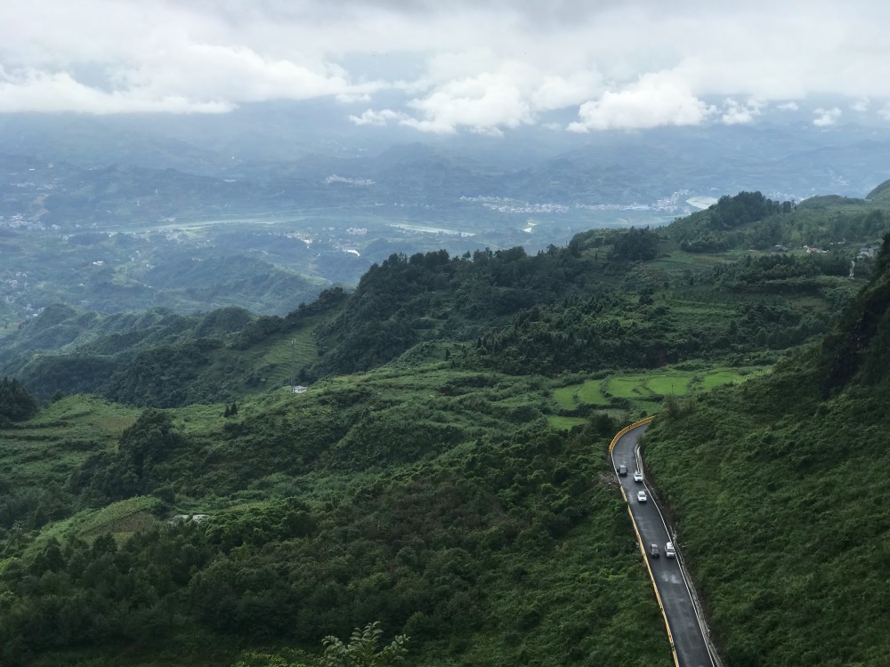 连日来,龙山县里耶镇八面山上,施工人员在进行星空小屋的建设施工.