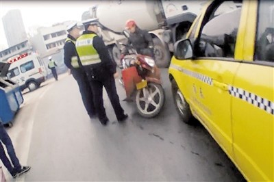 酒驾摔倒赖出租车 欲趁乱讹人百元反碰到交巡警（图）