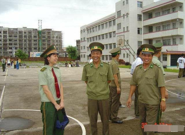 越南拥有3万多公安军,新制服上为何都使用了绿色领章?