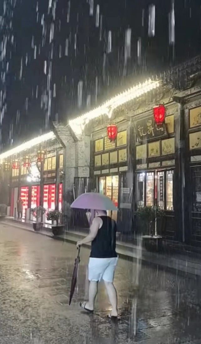 宁静的夜晚小编来到平遥古城刚好下起暴雨,拍下雨中的平遥古城风采,真
