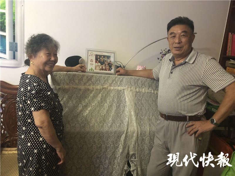 施明茂,汤春华夫妇与他们金婚时拍的全家福