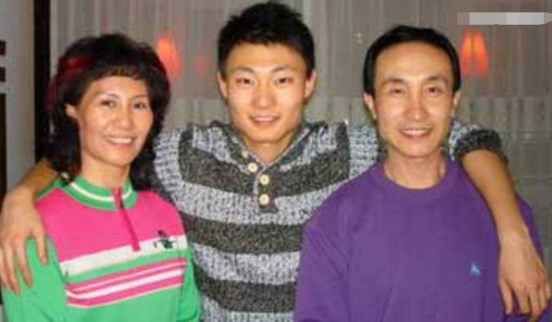 61岁巩汉林全家福近照流出;明星儿媳真漂亮,儿子追过潘长江女儿