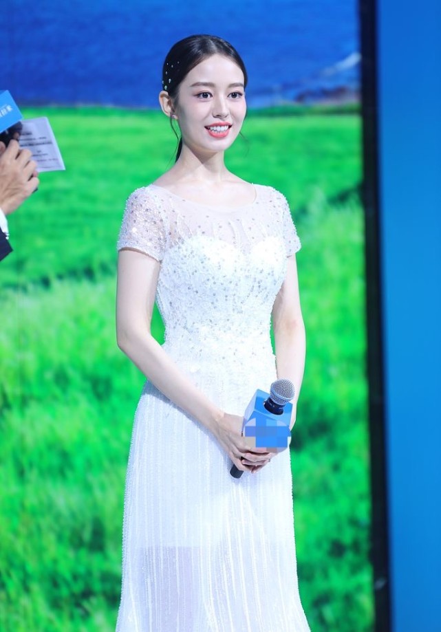 吉娜穿轻婚纱弹琴,秀蚂蜂腰宛若仙女,露星星眼被赞