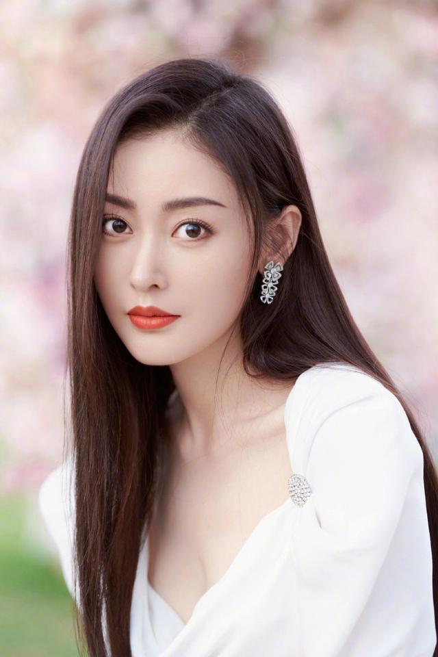 张天爱亲身演绎七夕节浪漫穿搭,一身纯白色礼裙配亮钻