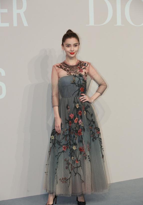 杨颖穿花朵裙真惊艳,身材纤细看起来轻盈活泼,美艳长相更吸睛