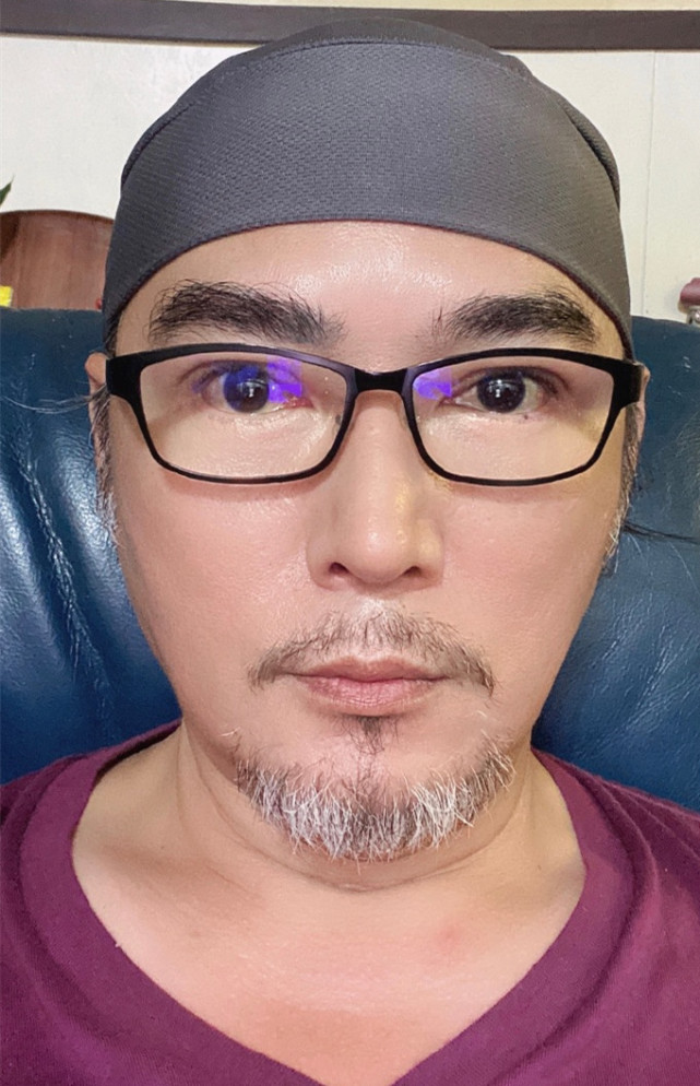 52岁焦恩俊晒自拍胡子花白发福认不出在线约粉丝帮他拍照