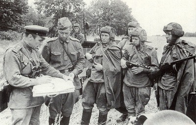 为何二战时苏联士兵都要身穿披风,披风起到哪些保护