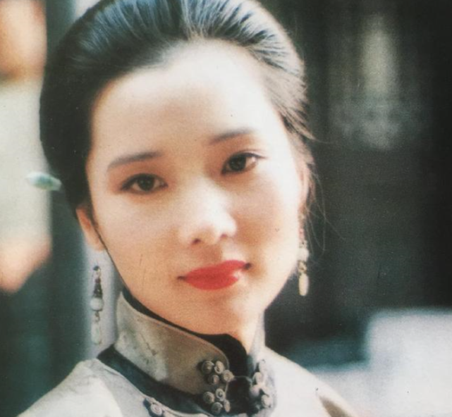 何赛飞年轻时美爆了,结婚30年无绯闻,老公是初恋,儿子
