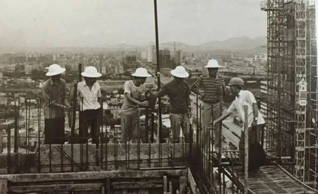 1982年,首批来到深圳的基建工程兵部队在白沙岭一带安营扎寨.