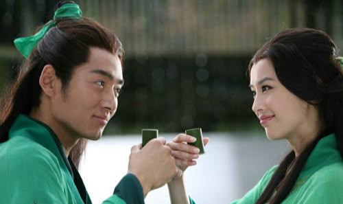 黄圣依当年的《五粮春》广告,绿衣仙子下凡,太美了