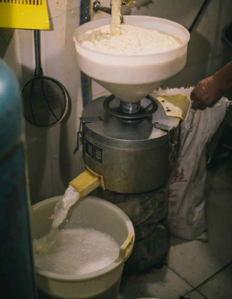 黄豆泡好后就可以开始磨豆浆了 "豆浆必须得磨好了, 不然豆浆中的