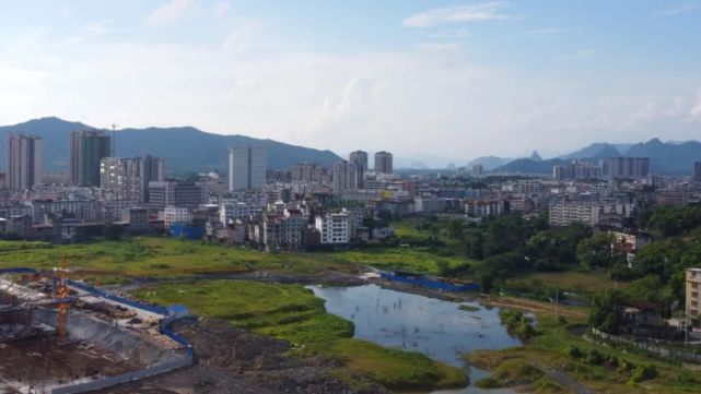 上图是城北灵川县城新区的一角,也是桂林主城区及桂北土地资源富集的