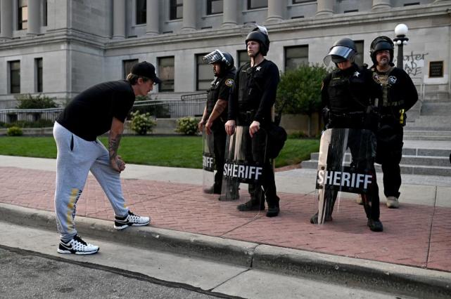 美国抗议警察杀人，大火熊熊