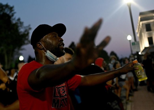 美国抗议警察杀人，大火熊熊