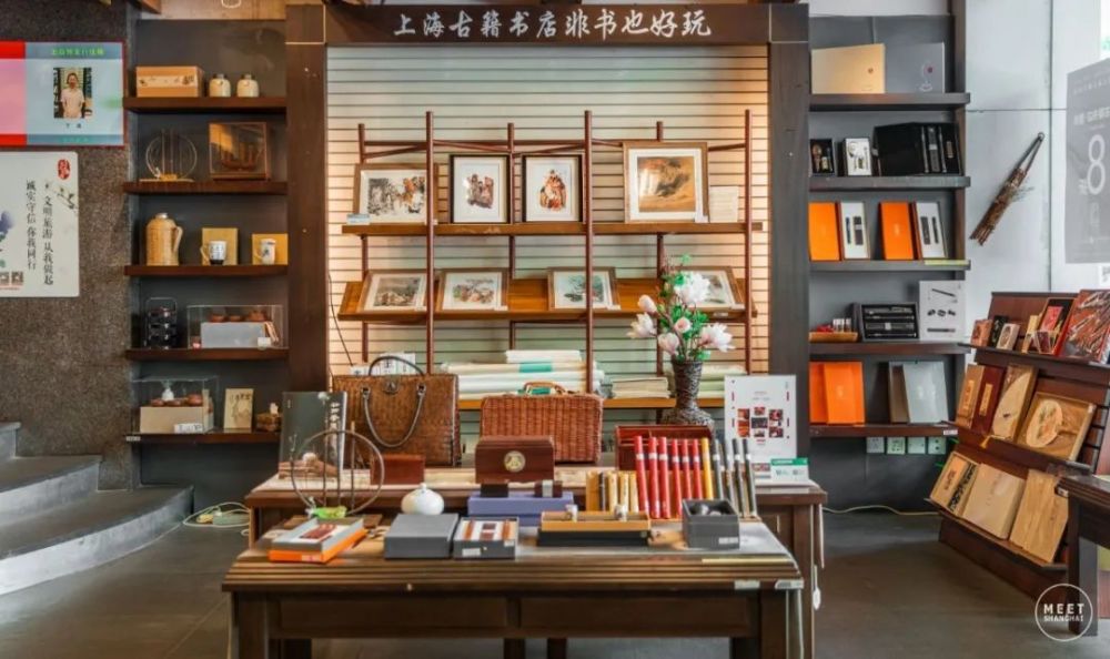 古籍书店在1956年开业,是上海最早的经销古籍类,古典艺术类图书的专业