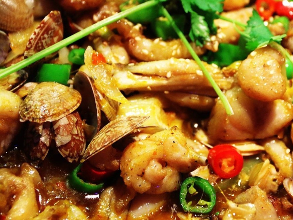 干锅鸡焖蛤味道鲜美食材不贵
