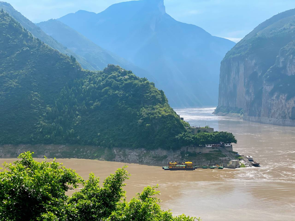 因为白帝城在瞿塘峡口的长江北岸,东依夔门,西傍八阵图,三面环水,雄踞