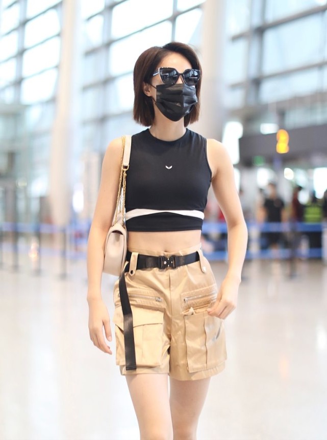 "浪姐"蓝盈莹清早搭机精神好 穿短衣搭热裤腹肌美腿尽