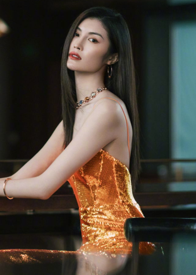 何穗完美诠释"超模身材",当她穿上吊带裙后,一般女生