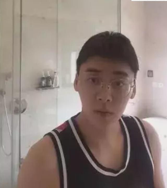 李易峰也难逃发福命运?素颜现身似油腻大叔,男神形象崩塌