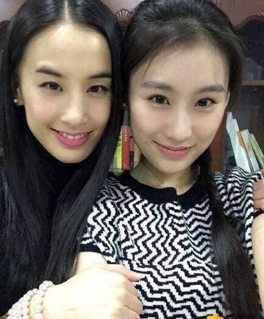 杨子大女儿哈佛毕业后晒近照白色连衣裙秀香肩颜值气质佳不输黄圣依